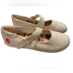 Uin Birch Illetes III Mary Jane Tan w Topography Flats Size 7.5